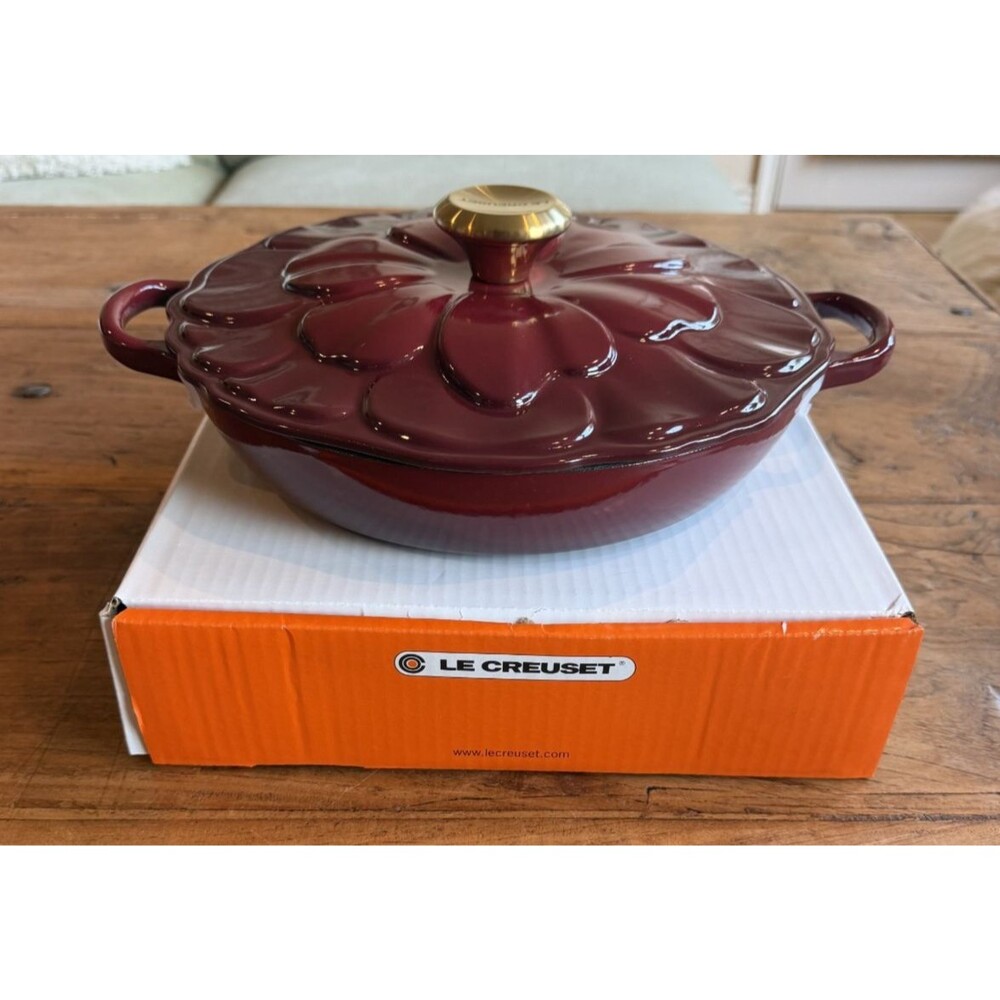 Le Creuset Signature Cast Iron Petal Shallow Casserole 2.25qt Garnet Rhone NEW - Picture 5 of 16